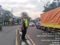 Polsek Semampir Atur Arus Lalu Lintas Sore di Karang Tembok, Cegah Kemacetan
