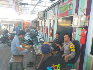 Bhabinkamtibmas Bulak Banteng Sambangi Warga, Himbau Kerukunan dan Waspadai Kenakalan Remaja