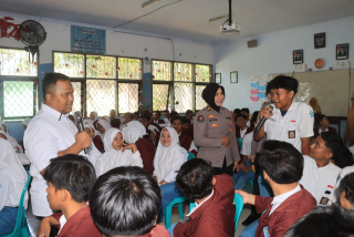 Polwan Edukasi Pelajar di Probolinggo Dorong Wujudkan Generasi Muda Bermartabat