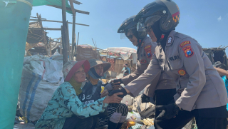 Peringati Hari Jadi ke -76 Polwan Polres Jember Salurkan Bantuan Sosial di TPA