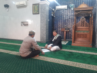 Bhabinkamtibmas Perak Barat Sambangi Ustad dan Laksanakan Jum'at Curhat Jelang Pilkada