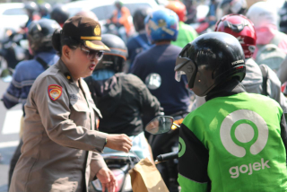 Sapa Warga di Hari Jadi ke -76, Polwan Polrestabes Surabaya Turun Jalan Berbagi Helm dan Bunga