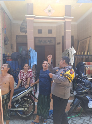 Piket Intel Polsek Semampir dan Bhabinkamtibmas Ampel Lakukan Pemantauan di Parkiran Jalan Petukanga