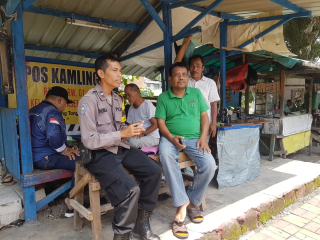 Bhabinkamtibmas Aipda Choirul Laksanakan Sambang dan Himbauan Kamtibmas di Kelurahan Asemrowo