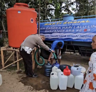Peringati Harlantas Bhayangkara ke – 69, Ditlantas Polda Jatim Salurkan Air Bersih untuk Warga Terda