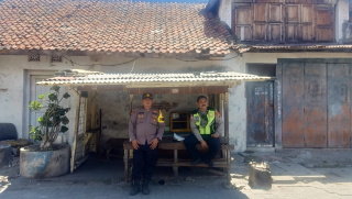 Personil Semampir Lakukan Pemantauan di Jalan Petukangan untuk Antisipasi Parkir dan Pungutan Liar