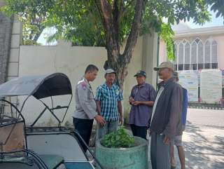 Bhabinkamtibmas Polsek Semampir Ajak Warga di Sekitar Sekolah Al Irsyad Jaga Keamanan Menjelang Pilk