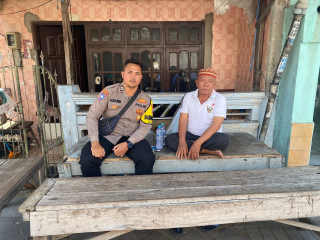 Bhabinkamtibmas Polsek Semampir Sambangi Wakil RW 11, Ajak Masyarakat Tingkatkan Kerukunan dan Goton
