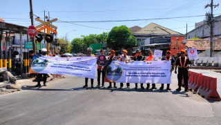 Sambut Hari Lalu Lintas Bhayangkara ke-69, Satlantas Polres Pelabuhan Tanjung Perak dan PT KAI Daop