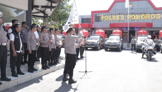Serentak, Polres Ponorogo Droping Air Bersih dan Beri Bantuan Tandon di 18 Wilayah