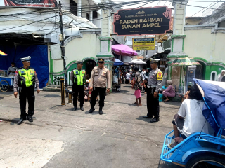 Polsek Semampir Melaksanakan Patroli Keamanan Cegah Tindak Kriminal di Wisata Religi Ampel