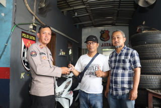 Senyum Bahagia Pemilik Motor Setelah Motor yang Digelapkan Pelaku Dikembalikan Satreskrim Polres Pelabuhan Tanjung Perak