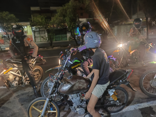 Polres Pelabuhan Tanjung Perak Bubarkan Aksi Balap Liar di Jalan Kedung Cowek Surabaya, Delapan Pengendara Diamankan