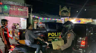 Satuan Samapta Polres Pelabuhan Tanjung Perak Amankan 3.667 Botol Miras Dari Toko Klontong Di Tenggumung Baru.