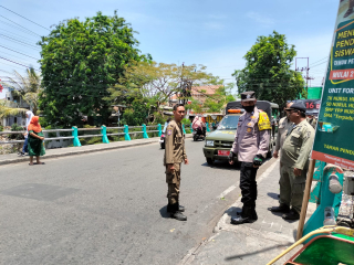 Penertiban PKL di Jembatan Pogot oleh Bhabinkamtibmas dan Satpol PP