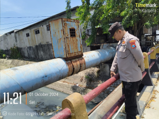 Patroli Pengecekan Debit Air Jalan Solotigo oleh personil Polsek Krembangan