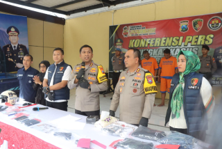 Polresta Sidoarjo Amankan 2 Pria yang Pamer Senpi Rakitan di Medsos