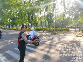 Unit Raimas Satsamapta Polres Pelabuhan Tanjung Perak Laksanakan Pengaturan Lalu Lintas di Depan Masjid Mujahidin