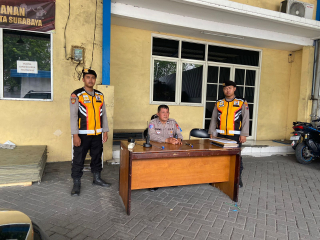 Polsek Asemrowo Siaga di Logistik KPU: Kotak Suara dan Bilik Suara Aman dan Lengkap