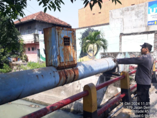 Polsek Krembangan Laksanakan Pengecekan Debit Air di Tanjung Sadari, Antisipasi Adanya Kenaikan Debit
