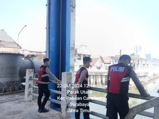 Polres Pelabuhan Tanjung Perak Lakukan Patroli Cek Debit Air di Rumah Pompa Kalimas Antisipasi Banjir