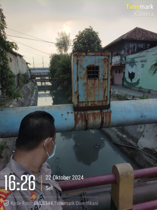 Polsek Krembangan Lakukan Patroli Cek Debit Air Sungai Tanjung Sadari Antisipasi Banjir