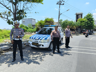 Patroli Keamanan di Jalan Kyai Tambak Deres oleh Polsek Kenjeran