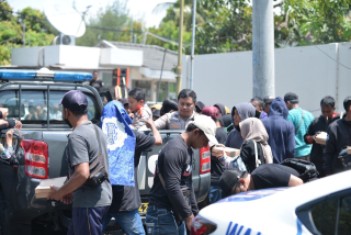 Humanis, Polisi Berbagi Nasi Kotak untuk Peserta Unras Sarbumusi Situbondo