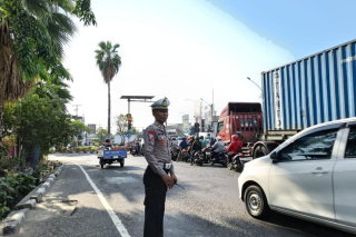 Polsek Krembangan Laksanakan Protap Sore di TL Mbah Ratu