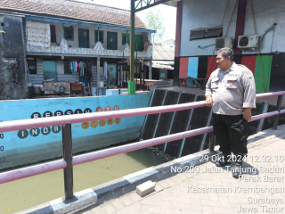 Polsek Krembangan Lakukan Pengecekan Debit Air Sungai Antisipasi Potensi Banjir