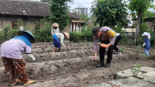Polres Tulungagung Luncurkan Mobil Senyum Berbagi Makanan Bergizi Gratis untuk Anak - anak