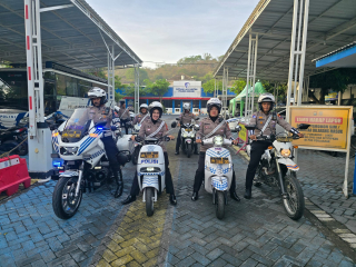 Polwan Polres Gresik Jadi Pionir Patroli Kendarai Motor Listrik Edukasi Ramah Lingkungan