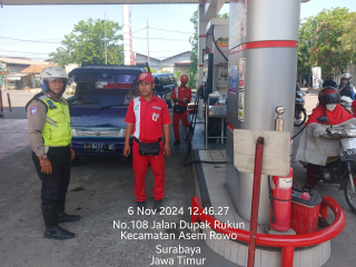 Polsek Asemrowo Laksanakan Patroli Keamanan dan Pengecekan Stok BBM di SPBU Jalan Dupak