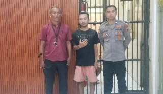 Polsek Asemrowo Amankan Kuli Bangunan Yang Asik Main Judi Online di Area Smoking Room