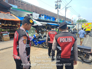 Polres Pelabuhan Tanjung Perak Laksanakan Patroli Kota Presisi Dialogis di UMKM Pasar Pegirian