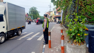 Polsek Semampir Laksanakan Pengaturan Lalu Lintas di Simpang Empat TL Karang Tembok