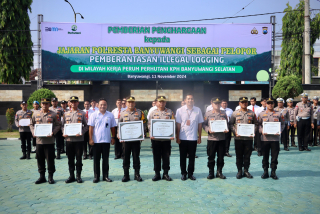Perhutani Divre Jatim Beri Penghargaan Polresta Banyuwangi sebagai Pelopor Pemberantasan Illegal Logging