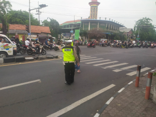 Polsek Semampir Laksanakan Pos Akhir di TL Karang Tembok Antisipasi Penyebrang dan Pengendara Lawan Arus