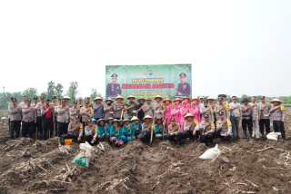 Gelorakan Swasembada Pangan, Polres Ponorogo Bersama Kelompok Tani Tanam Jagung Reog 234 Bhayangkara