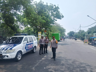 Polsek Kenjeran Laksanakan Patroli dan Pemantauan Pesta Rakyat di Jalan Platuk Donomulyo