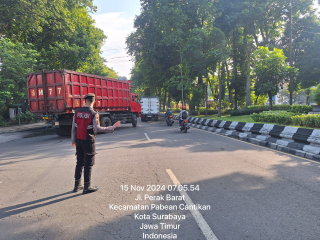 Anggota Unit Pam Obvit Polres Pelabuhan Tanjung Perak Laksanakan Pengaturan Lalin Pagi Antisipasi Kemacetan dan Laka Lantas