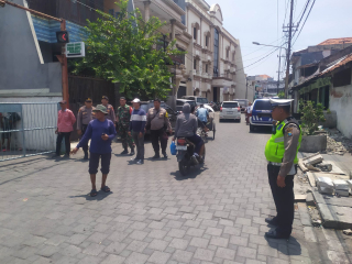 Polsek Semampir Laksanakan Pengaturan Arus Lalu Lintas di Jalan Petukangan Wisata Religi Sunan Ampel