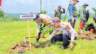 Sinergitas TNI-Polri Hijaukan Lumajang, 2000 Pohon Ditanam di Buper Glagah Arum