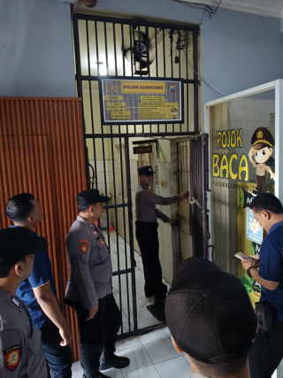 Polsek Asemrowo Lakukan Pengecekan Rutin Ruang Tahanan, Antisipasi Barang Terlarang dan Tahanan Sakit