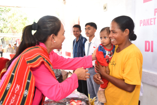 Ketum Bhayangkari Pusat Kembali Salurkan Ribuan Paket Bansos di Maluku Barat Daya