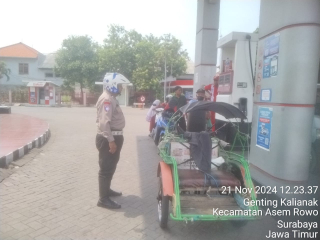 Patroli Pengecekan SPBU Margomulyo oleh Polsek Asemrowo, Stok BBM Aman dan Tidak Ada Antrian Panjang