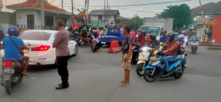 Patroli Pengaturan Lalu Lintas di Rel Kereta Api Tambak Mayor, Polsek Asemrowo Antisipasi Kemacetan dan Laka Lantas