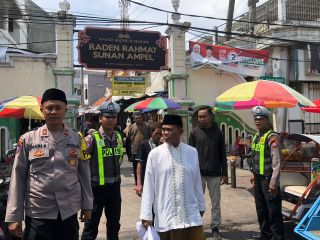 Patroli Harkamtibmas Polsek Semampir di Depan Pintu Masuk Wisata Religi Sunan Ampel, Antisipasi Jambret dan Kerawanan Lainnya