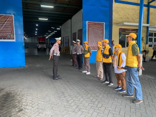 Pastikan Logistik Pilkada Aman, Polres Tanjung Perak Kawal Pendistribusian Logistik Pilkada ke Tingkat PPK