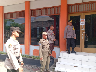 Personel Polsek Kenjeran Lakukan Pengecekan Gudang PPK Bulak